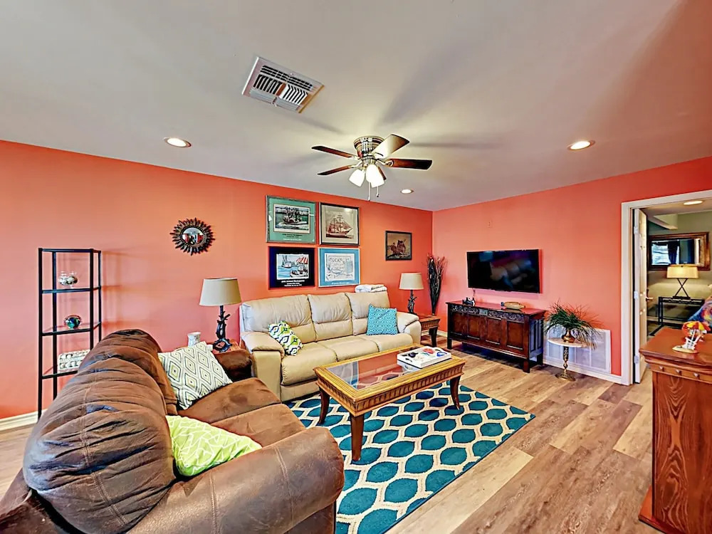 1313 S Magnolia St Home - 3 Br home by RedAwning