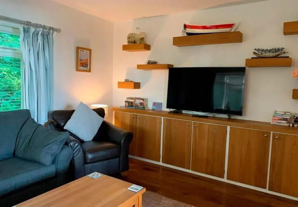 Beach Approach House - 30 steps from beach - Luxury house - kids slide and chill-out room - amazing location - garden