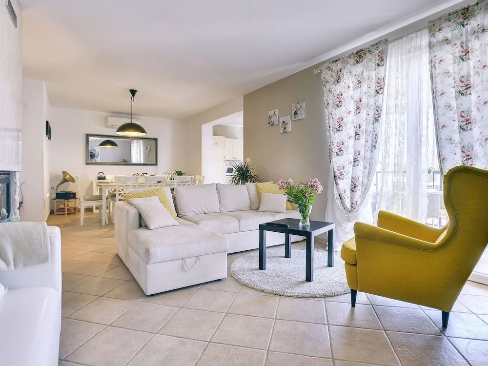 Superb Modern Villa With Pool, Large Fenced Yard Near the Beach
