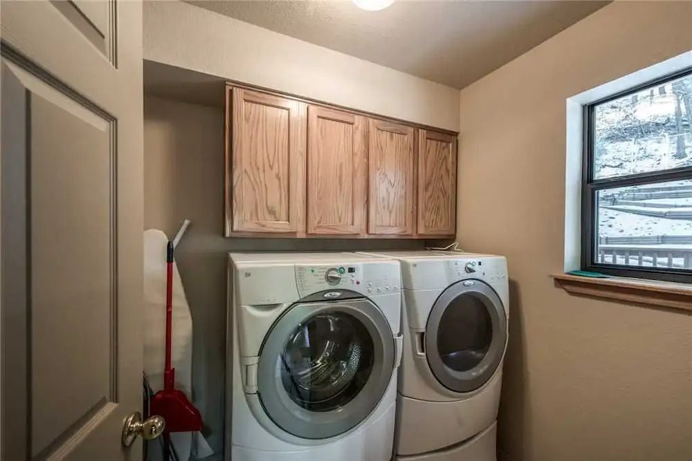 Bear Butte Lodge - Three Bedroom Cabin with Hot Tub