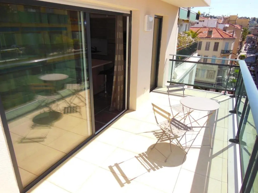 3 Bedrooms, 3 bathrooms central Cannes Lecerf 411
