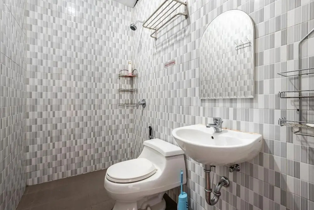 RedDoorz @ Mega Indah Villa Estate G16