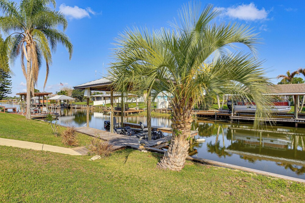 Waterfront Lake Placid Escape w/ Dock & Lanai