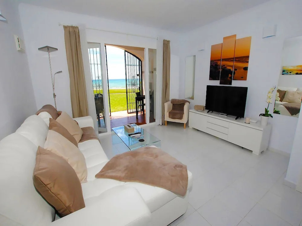 Dona Lola Sandra - Cozy beach front house with open sea views located in Calahonda only few minutes away from Marbella - Costa del sol CS111