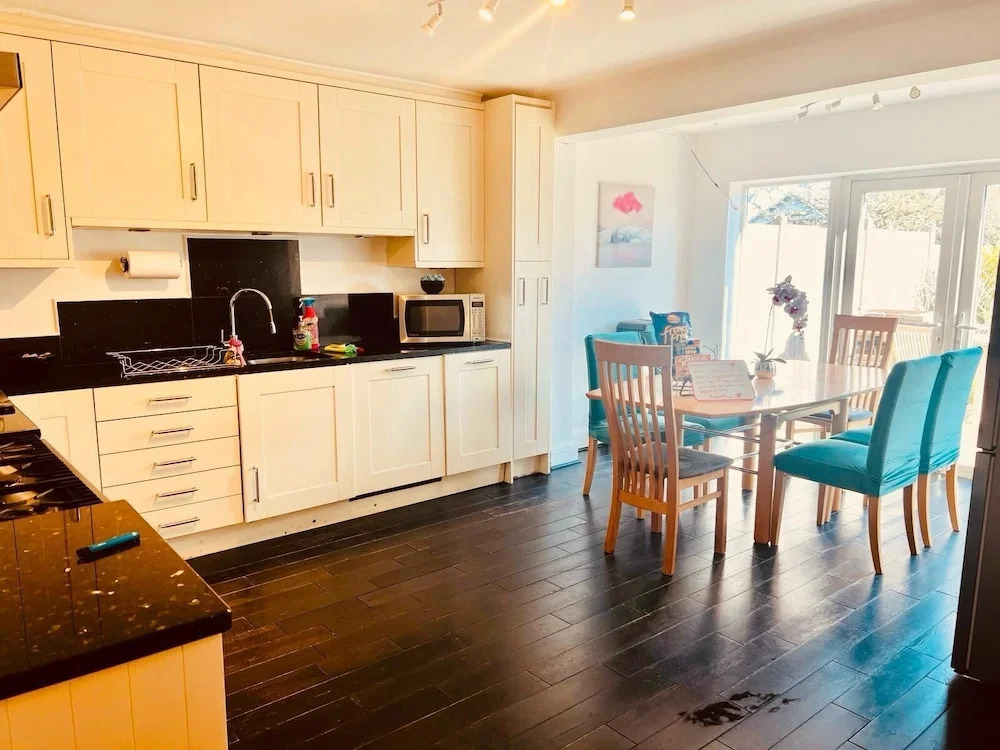 Gorgeous Cosy Home 2 Miles From Heathrow Airport