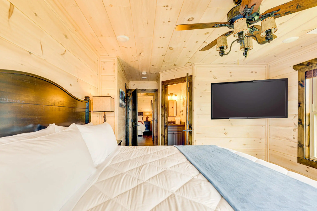 Misty Mountain Stop: Mountain Views, Hot Tub, Game Room, Theater Room
