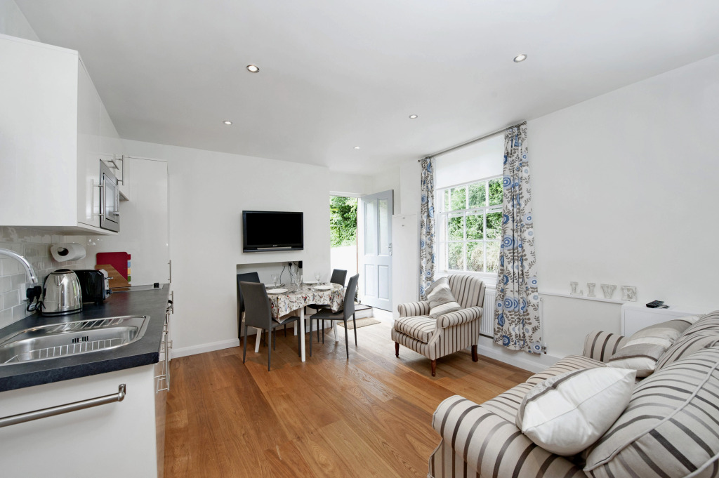 Close to city centre with its wide range of shops & excellent cultural facilities