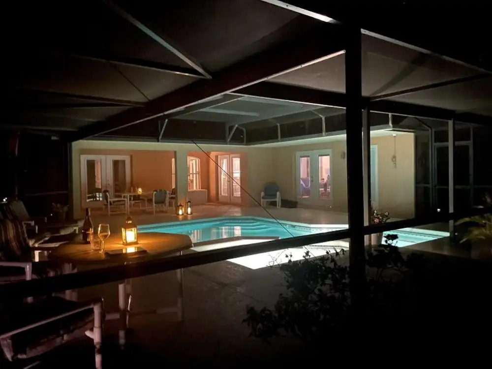 5 Bedroom Executive Home - Private Pool and Spa
