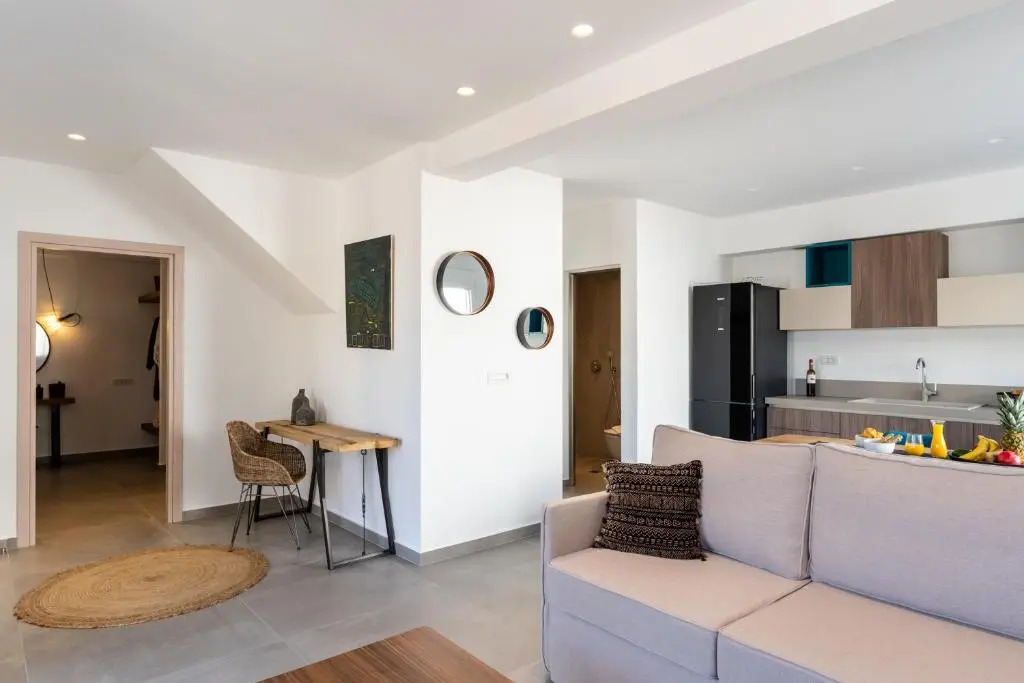 Thira Gold Suites