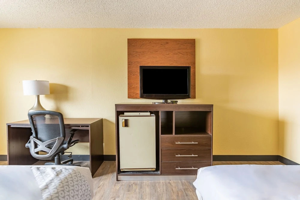 Rodeway Inn and Suites Airport Tulsa