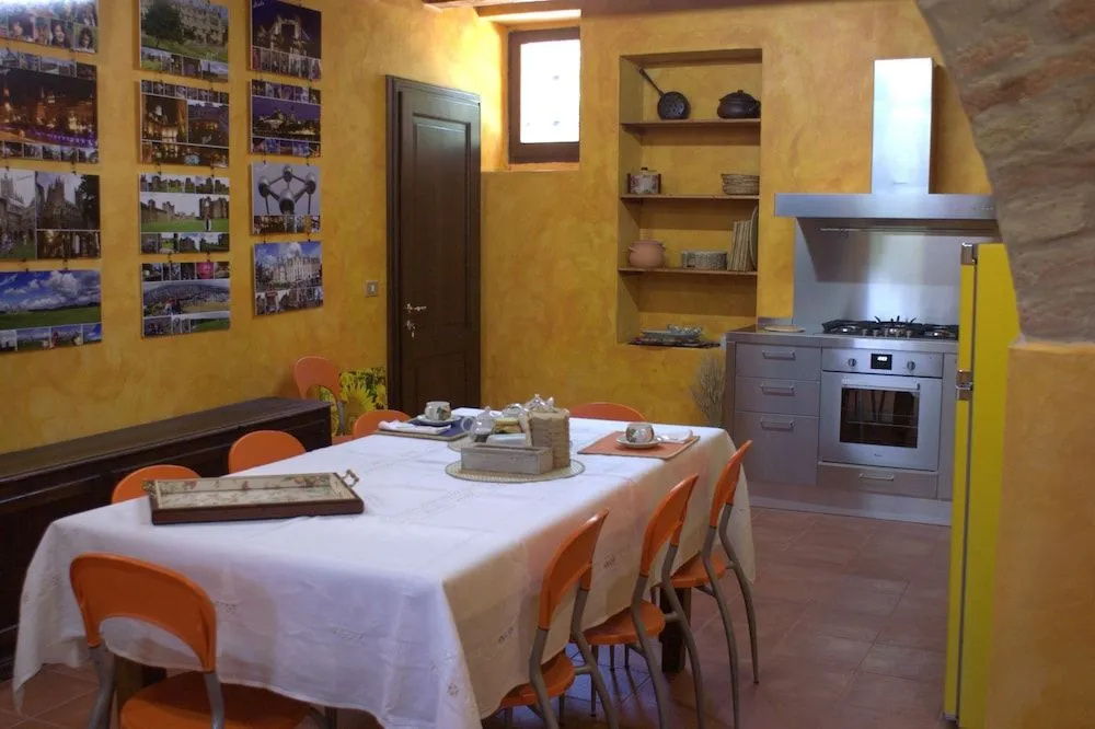 Casa il Girasole con piscina nelle Marche