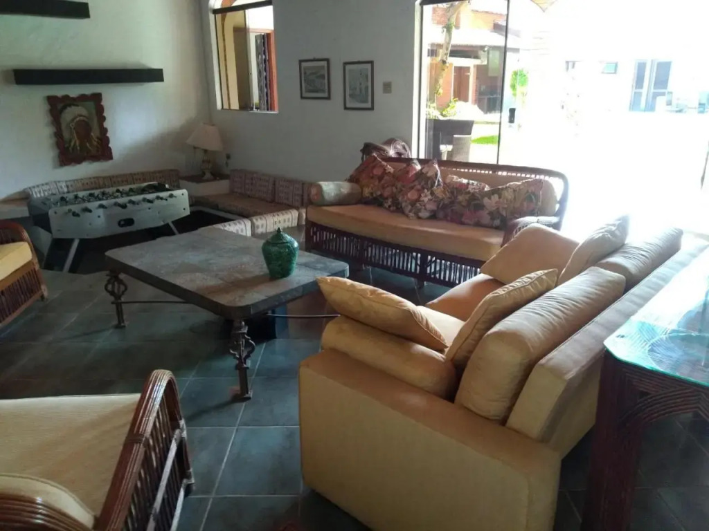 Casa com piscina em condomínio fechado no Guarujá
