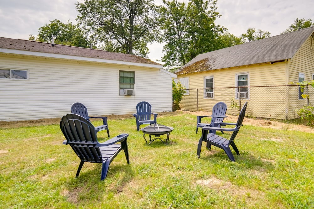 Charming Lake Erie Cottage on Main Strip!