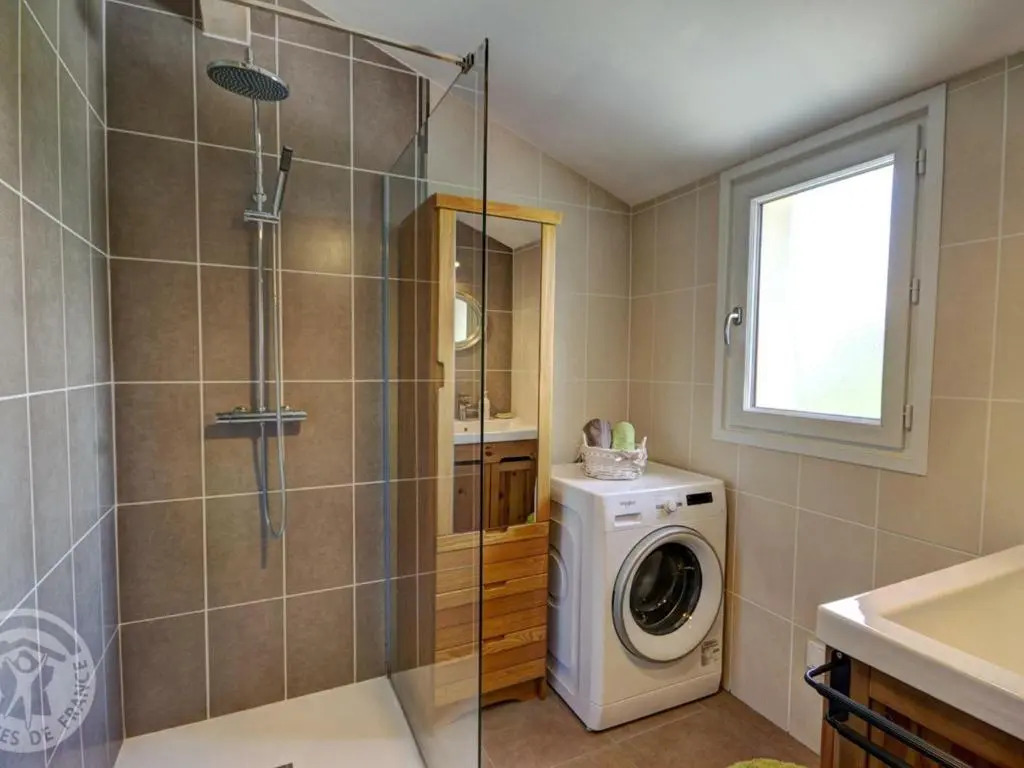 Gîte confortable à Genilac avec terrasse et jardin, idéal pour 2 personnes - FR-1-496-114