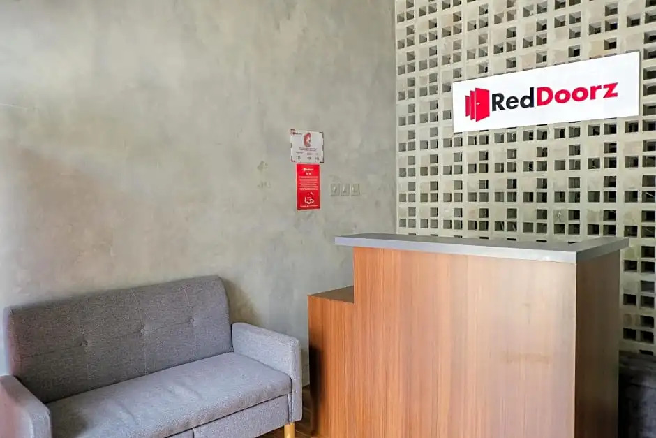 RedDoorz near Trans Studio Mall Cibubur 3