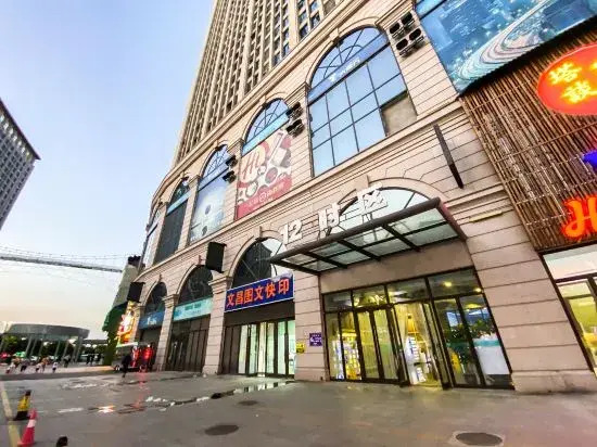 Ye and Chen e-sports Film Hotel (Train Station Tatan Branch)