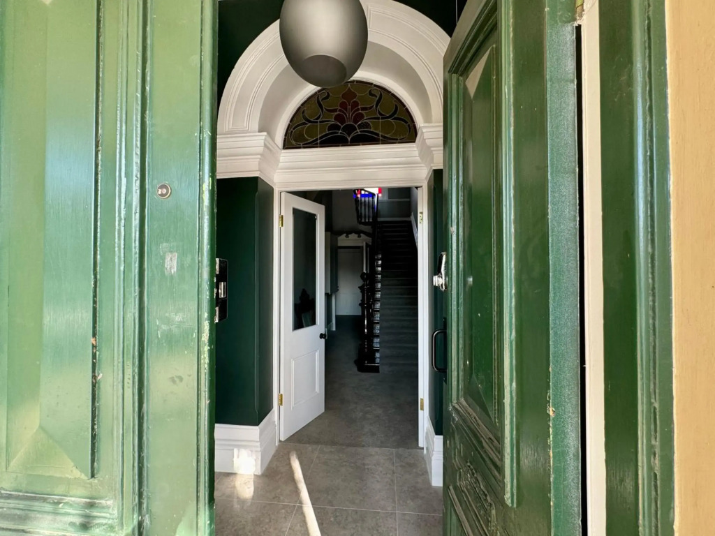 Entire Townhouse in Heart of Echuca's Port CBD - 15 guest capacity