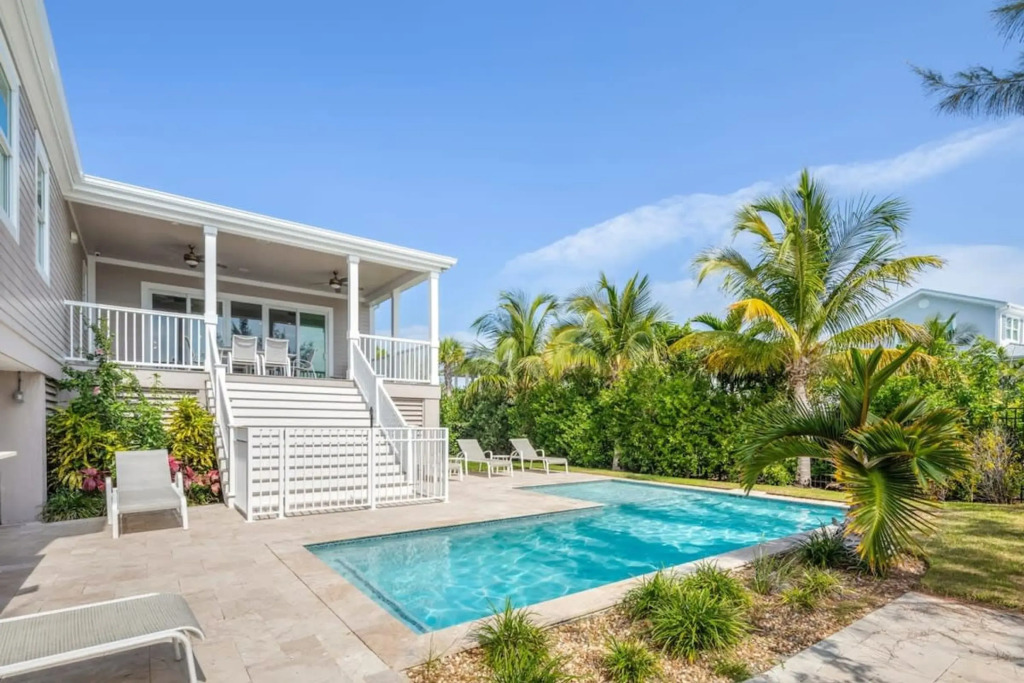 Aquaria House by Brightwild Pool Boat Dock