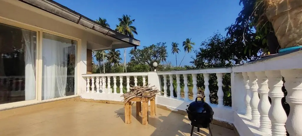 J-House, 4 Apartments with balconies, NO kitchen, Thalassa 1min away