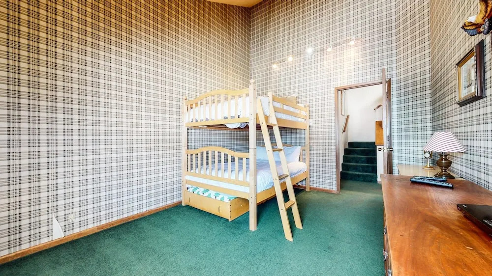 Sierra Megeve 8 Cozy Yet Spacious Condo, Just A Short Walk To Canyon Lodge by RedAwning