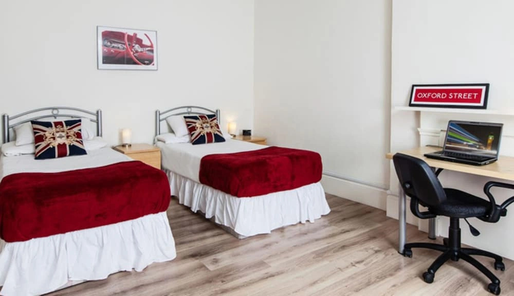 Twin Ensuite Bedroom at Rathbone place