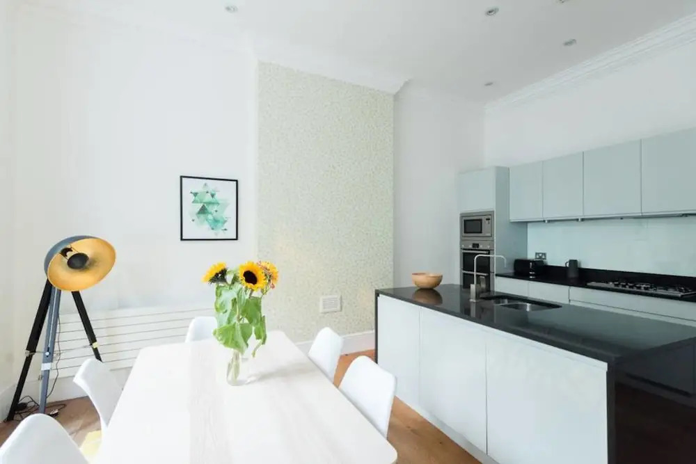 Beautifully designed 3 bed apartment in Bayswater