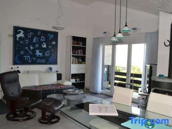 Two-bedroom Apartment for 4-5 Guests With Lake and Mountain Views
