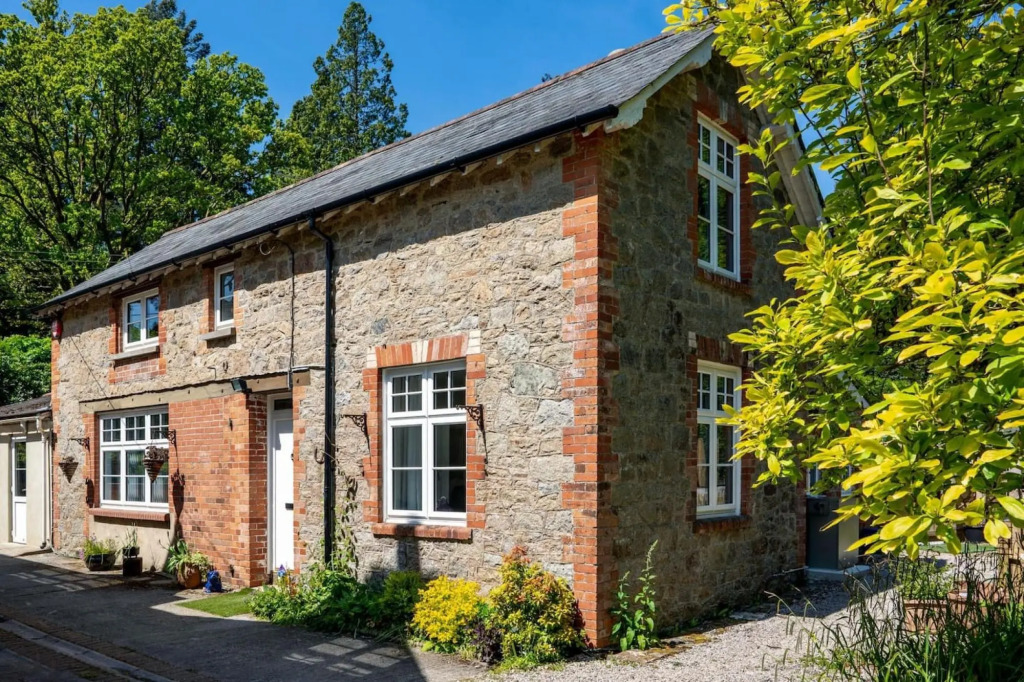 Strelna Coach House - Gateway to the Moor