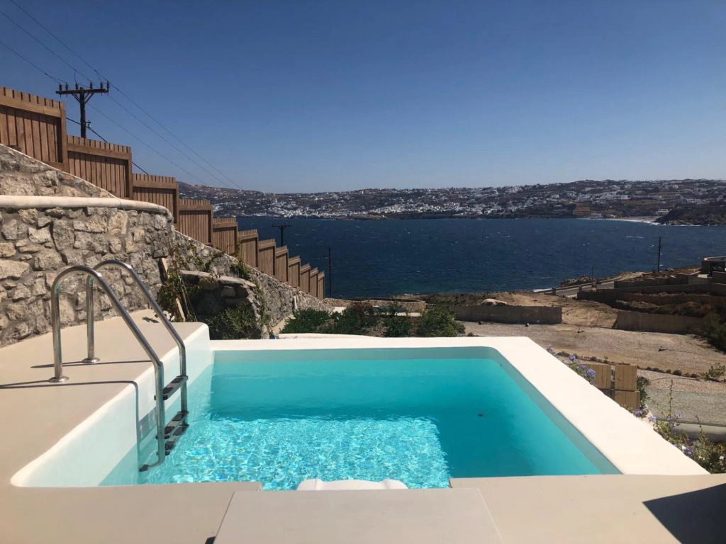 Luxury 1 Bedroom Apartment with Private Pool 4A