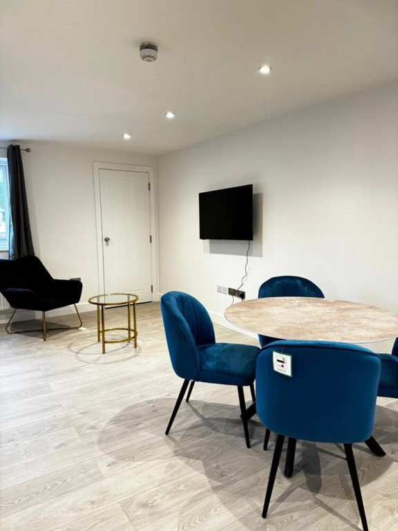 Near Heathrow Airport -FREE Parking-Full apartments-Near M4-1 bus LHR