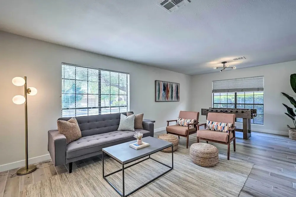 Private Pool, Gas Grill: Chic Glendale Home!