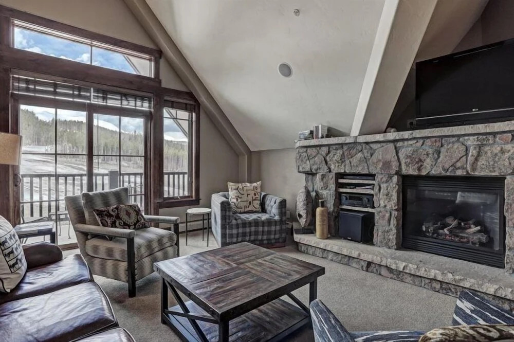 Crystal Peak Lodge 4 Bedroom Ski in, Ski out Slopeside Condo at the Base of Peak 7