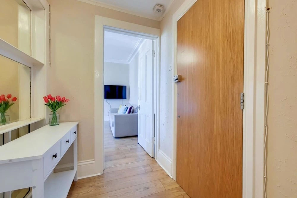 Apartment w Workspace in Ealing