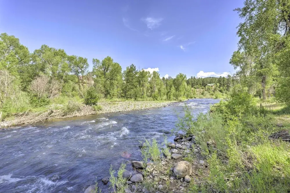 'the River Home' Cabin w/ Yard: Near Wolf Creek!