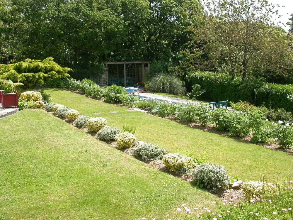 Self Catering Apartment in Mansion House in Beautiful Gardens With Pool