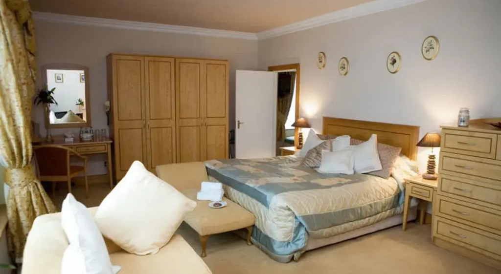 Shoreline Hotel