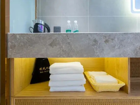 Super 8 Select Hotel (Beijing Bird's Nest Anli Road Subway Station)
