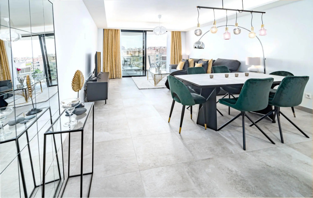 Inf4.5p- Modern 3 bed City Apartment Next to Beach