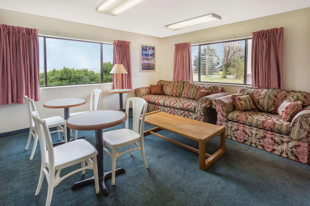 Super 8 by Wyndham Hebron Lowell Area