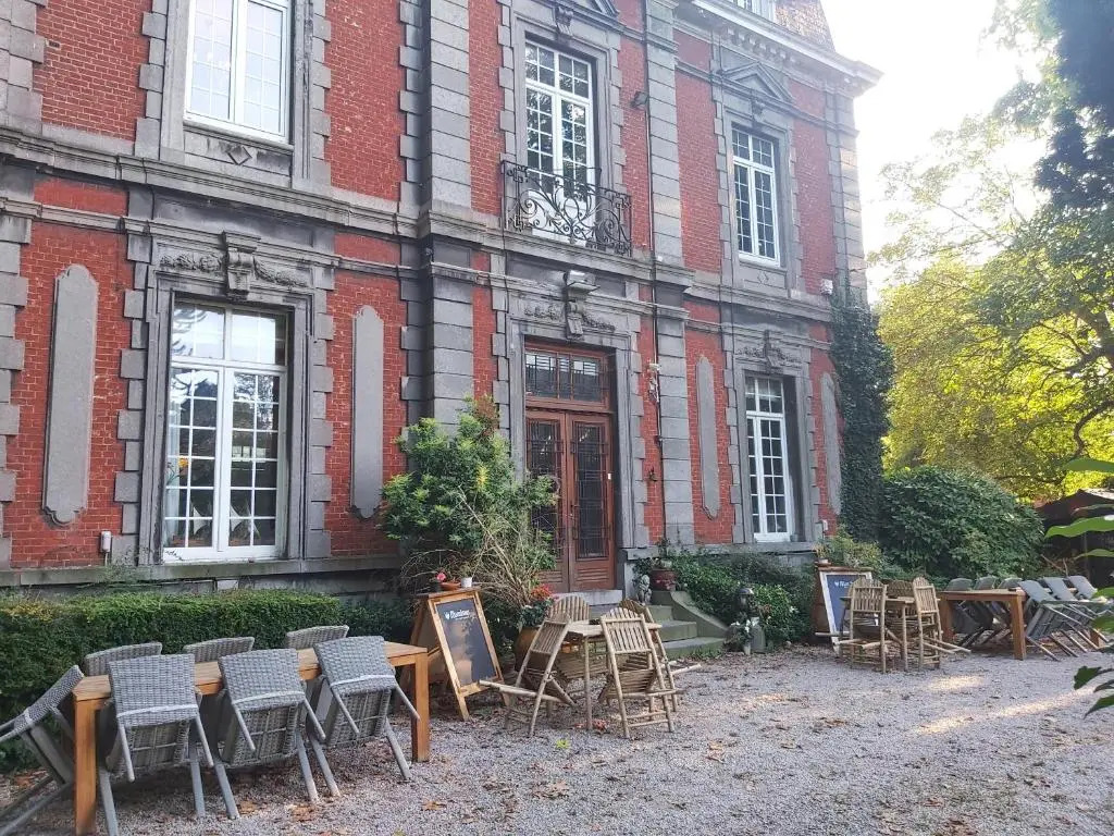 Château Lambert Moulinsart Hotel, shuttle airport, long term parking, snooker, large terrasse, dinner, breakfast