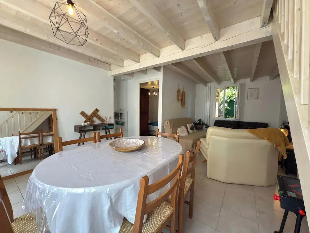 Coastal Comfort - Large Home Near Sea