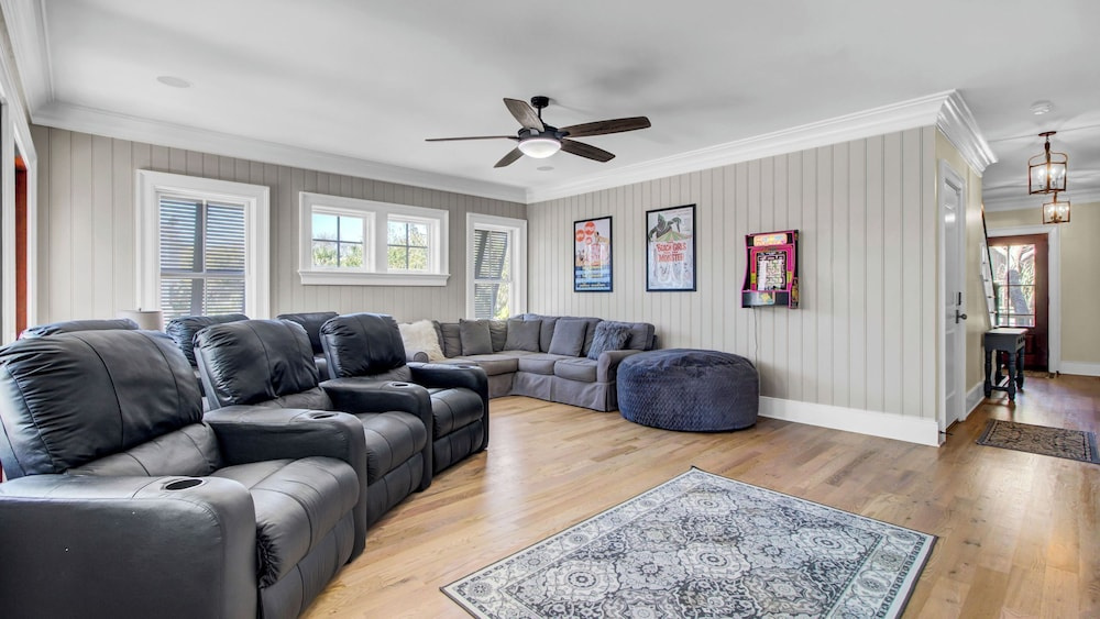 Steps to the Beach! Pool, Gym, Game Room, Movie Theater 3301 Palm by Avantstay