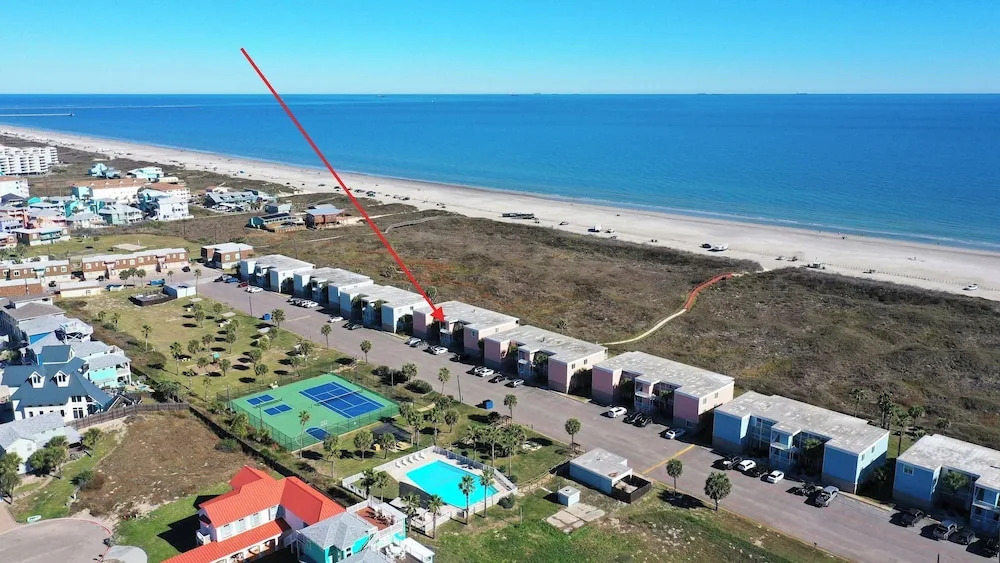 Ocean View Efficiency by Avantstay Walk to Beach + Boardwalk + Golf Cart Zone 2 Pools + Pickleball Access