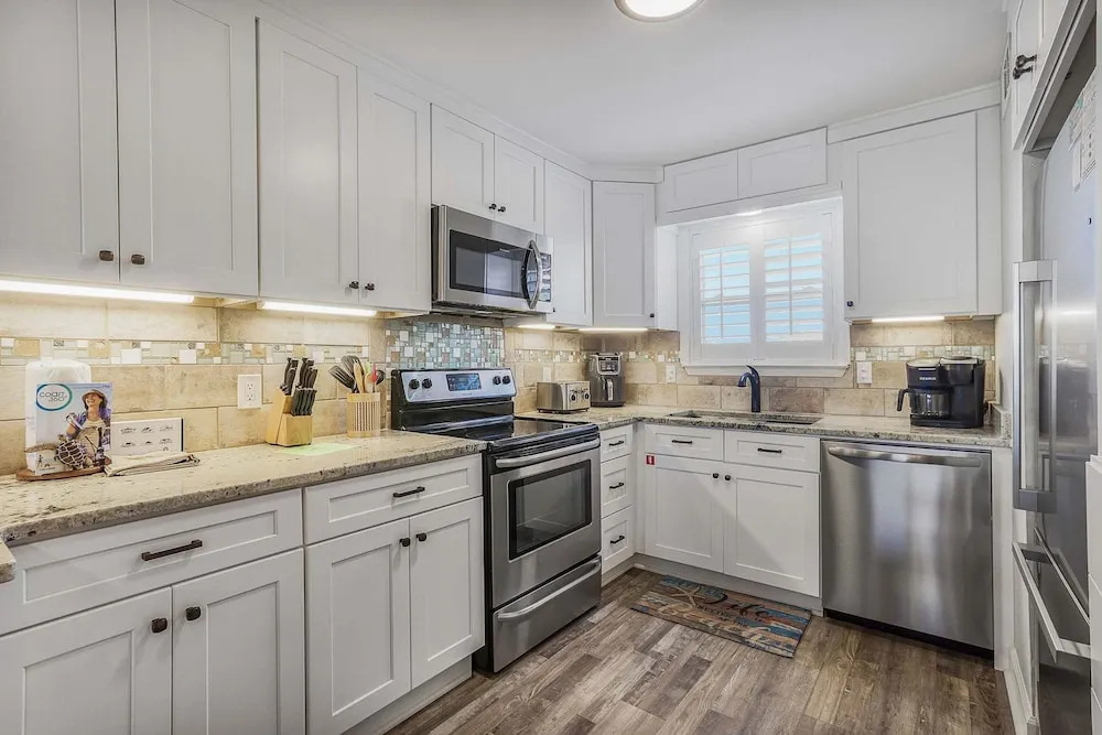 Lagoon Landing 202- Beautifully Decorated Condo With Balcony Pool Steps to Beach Lagoon