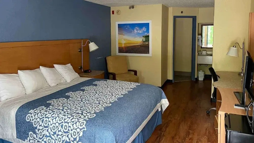 Days Inn & Suites By Wyndham Savannah Gateway/I-95 And 204