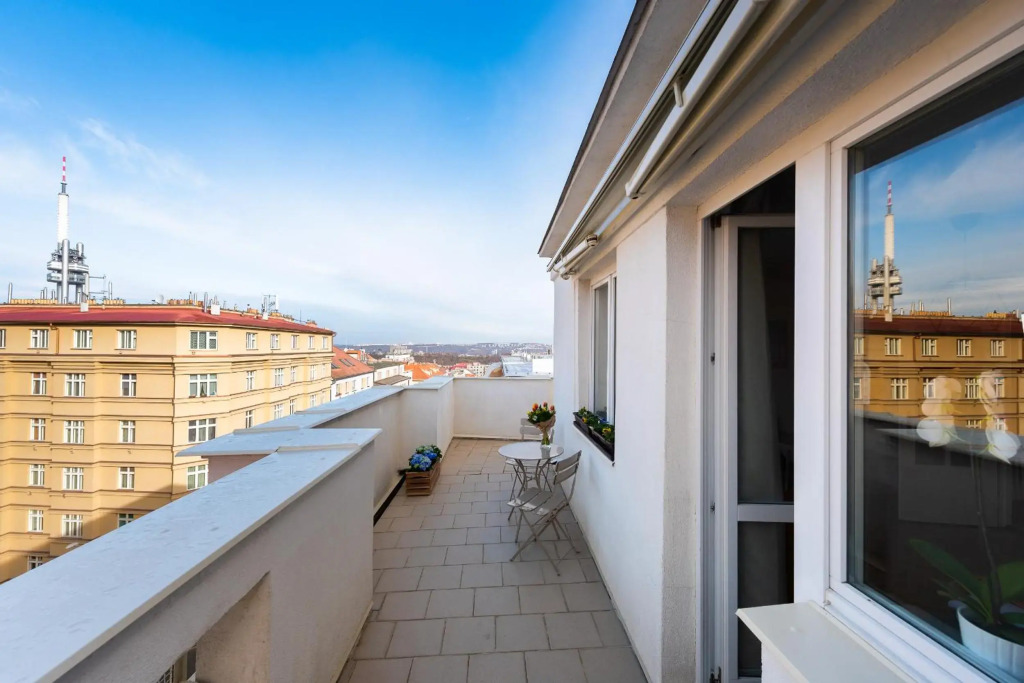BRIGHT CHARMING Apt with TERRACE, PARKING & AirCo.