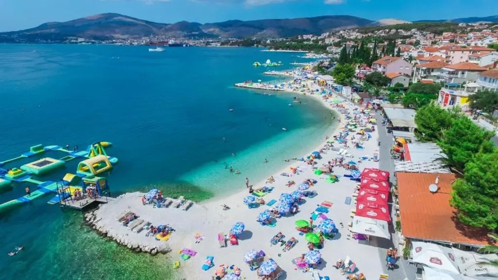 Villa Okruk-10 meters away from the beach