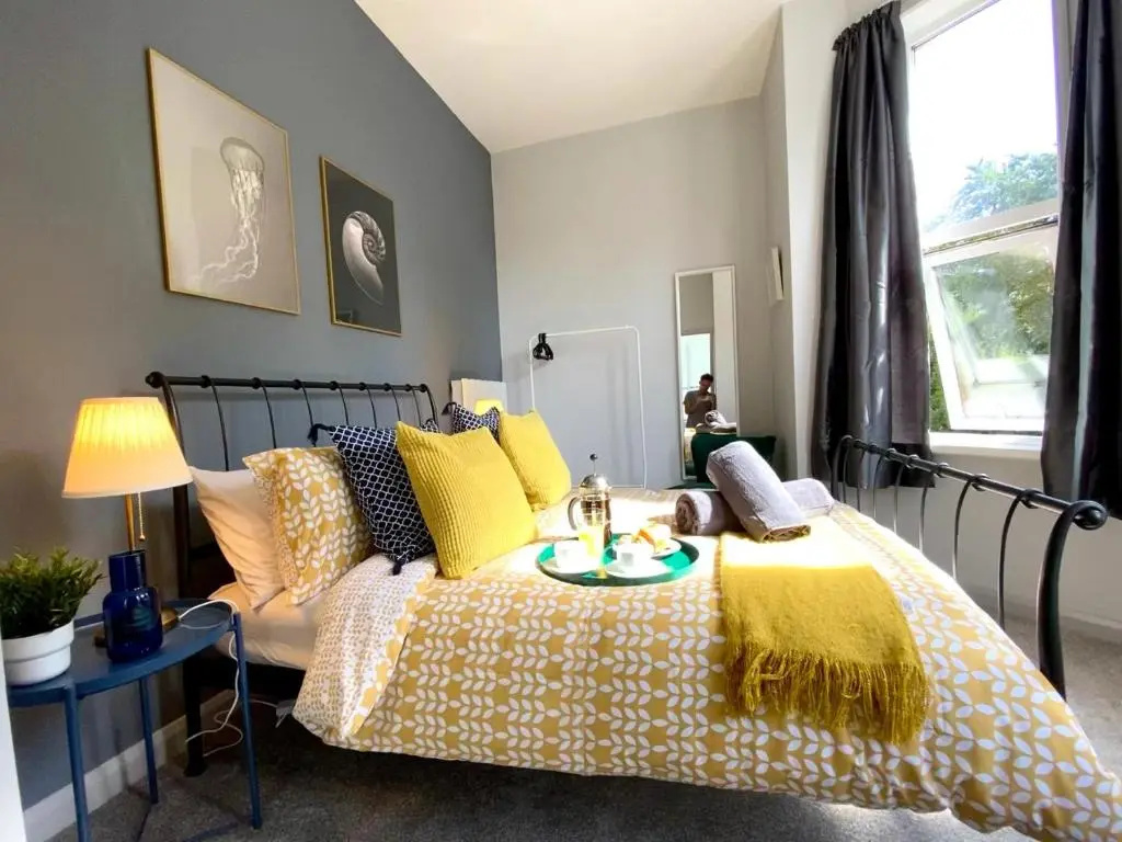 Trendy Stylish Apartment! - 5 Minute Walk to the Best Beach! - Great Location - Parking - Netflix - Fast WiFi - Smart TV - Newly decorated - sleeps up to 6! Close to Bournemouth & Poole Town Centre & Sandbanks