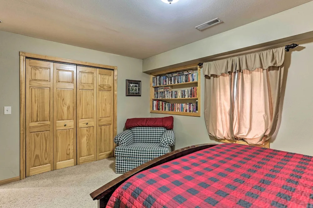 Spacious Lead Getaway w/ Private Hot Tub & Deck!