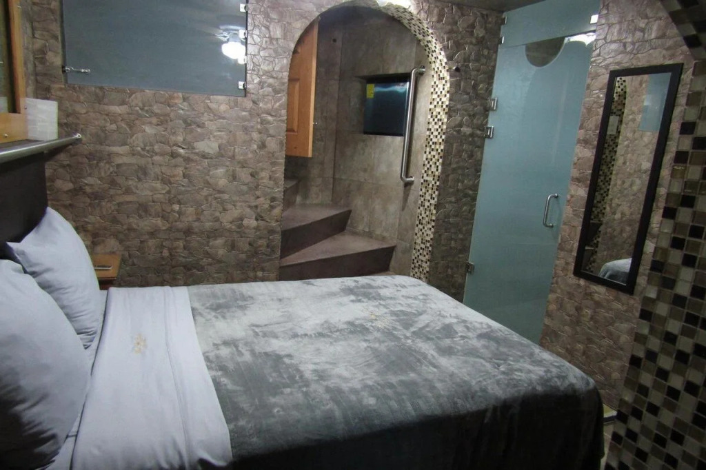 Hotel 1973